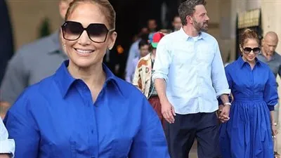 شهر العسل مستمر..جينفر لوبيز تظهر بإطلالة زرقاء برفقة بن أفليك في باريس