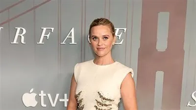 ريس ويذرسبون تحتفل بالعرض الخاص لمسلسلها الجديد Surface