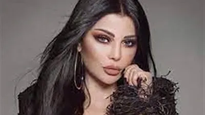 بـ«فستان كوروشيه».. هيفاء وهبي تخطف الأنظار من رحلتها في باريس