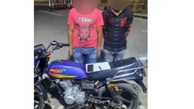 سلاح وسرقة هاتف.. القبض على عاطلين بالنزهة