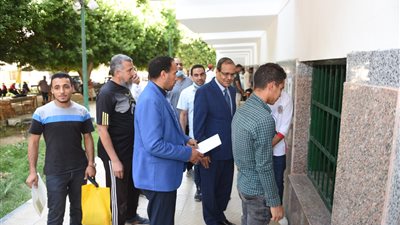 رئيس جامعة سوهاج يتفقد اختبارات القدرات بكلية التربية الرياضية
