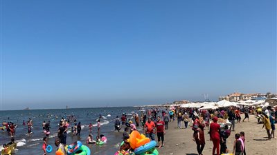 توافد رحلات اليوم الواحد من جميع المحافظات للاستمتاع بشواطىء بورسعيد 