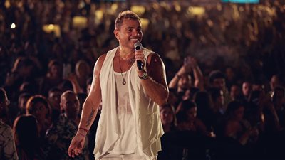 وسط حشد من الجماهير.. عمرو دياب يتألق في أحدث حفلاته بالساحل الشمالي (صور)