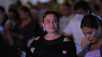 إلهام شاهين أول الحاضرين بـ حفل آمال ماهر في العلمين
