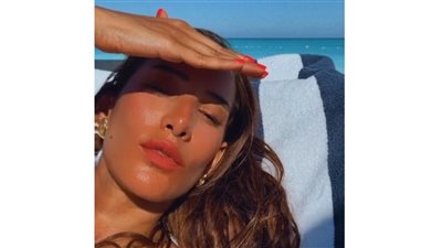 من على الشاطئ.. زينة تستمتع بعطلتها الصيفية 