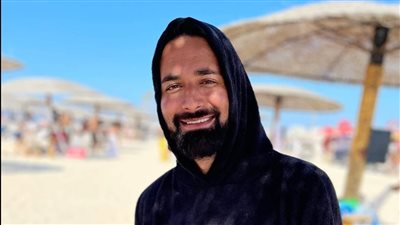 أحمد حاتم يغازل جمهوره من على الشاطئ