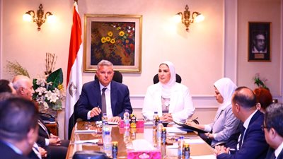 وزيرا قطاع الأعمال والتضامن يتابعان خطوات تحويل مصنع بالفيوم لمجمع ملابس 