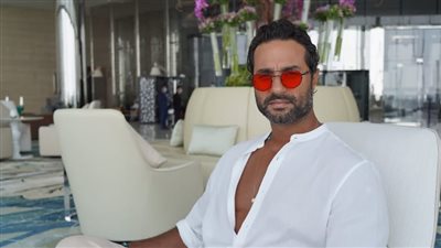 كريم فهمي يشيد بأداء أبطال مسلسل 