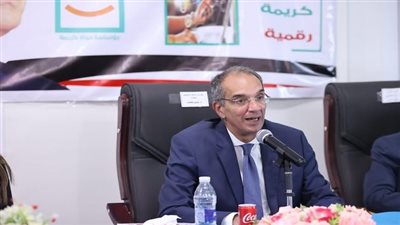 وزير الاتصالات يشارك فى ندوة للتثقيف الرقمى للمواطنين بقرية معصرة ملوى ضمن مبادرة حياة كريمة