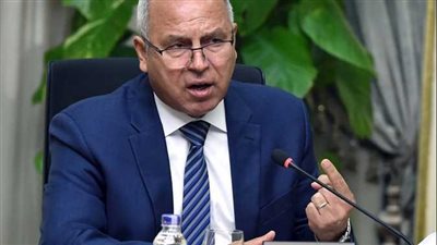 شاهد| السيسي يعنف وزير النقل.. والأخير يوجه تحذيرا شديد اللهجة