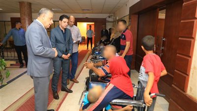 محافظ سوهاج يسلم 12 كرسيا متحركا بالمجان لذوي الهمم
