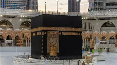 لأول مرة منذ انتشار كورونا.. رفع الحواجز المحيطة بالكعبة