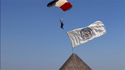 بحضور وزير السياحة والآثار.. عرض جوي بمنطقة أهرامات الجيزة (صور)