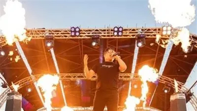 عمر كمال يشارك جمهوره صورا من حفله الأخير