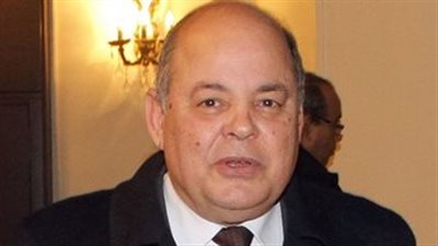 تعليق قوي من وزير الثقافة الأسبق على صورة مواطنين يستقلان أحد القطارات الجديدة بشكل غير لائق