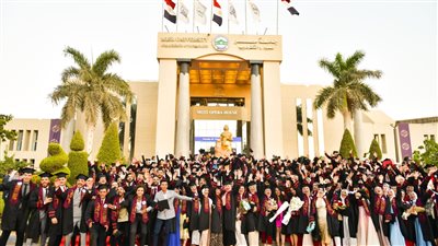 جامعة مصر للعلوم والتكنولوجيا تحتفل بتخرج دفعة جديدة من كلية العلاج الطبيعي (صور)