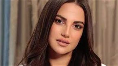 درة تروج لأحداث أعمالها الفنية 