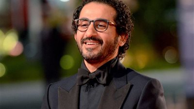 بنظارة شمس.. أحمد حلمي يتألق فى أحدث ظهور له