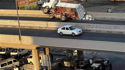 تفاصيل انقلاب سيارة نقل محملة بـالطوب أعلى كوبري سندوب في المنصورة