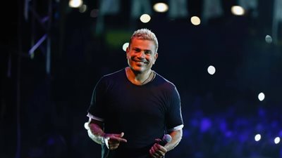 عمرو دياب يشارك جمهوره بصور جديدة من حفله الأخير في العلمين