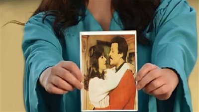  أيمي سمير غانم تحيي الذكرى الأولى لوفاة والدتها دلال عبد العزيز بصورة رومانسية لها مع والدها