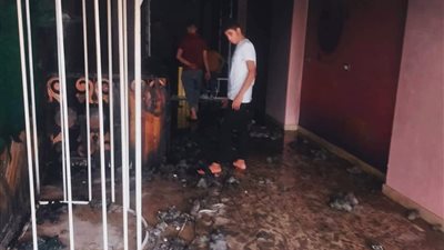 صور.. السيطرة على حريق بمحل في بنها