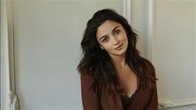 عليا بهات تستعرض حملها وتروج لفيلمها الجديد فى أحدث ظهور