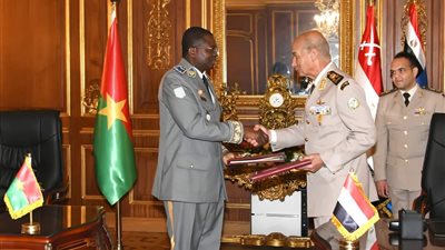 وزير الدفاع والإنتاج الحربي يلتقي نظيره من جمهورية بوركينا فاسو 