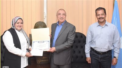 تكريم صاحبة فكرة إنشاء شاطئ للمكفوفين في الإسكندرية (صور)