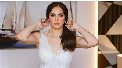 آمال ماهر ترفع صوت الأذان على المسرح