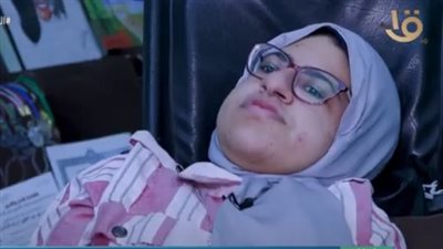 طالبه هزمت الإعاقة: 