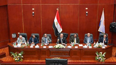  وزير الاسكان: بدء تقليل الإضاءة بالمحاور والمبانى الحكومية لترشيد استهلاك الطاقة