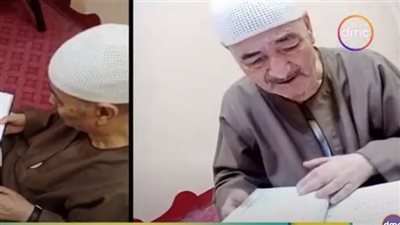 مسن يكتب القرآن الكريم كاملا بخط يده خلال 6 أشهر (فيديو)