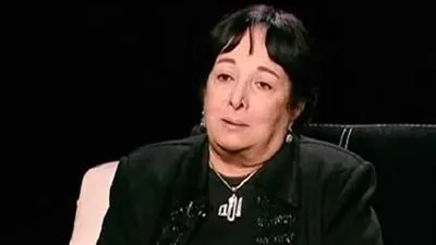 تفاصيل.. سر إرتداء سميرة عبد العزيز سلسلة مطبوع عليها صورة زوجها