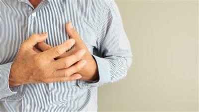 هل الانفعال والزعل سبب الإصابة بالذبحة الصدرية؟.. حسام موافي يوضح (فيديو)