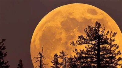 البحوث الفلكية يكشف حقيقة وجود علاقة بين القمر العملاق ونهاية الكون (فيديو)