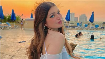 على حمام السباحة.. ياسمين الخطيب تتألق بأحدث ظهور لها 