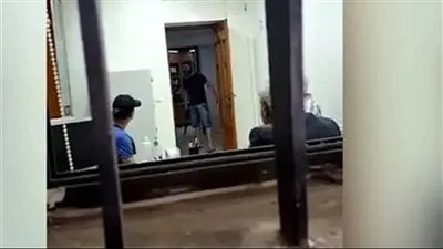 لبنان.. مسلح يقتحم بنك وسط بيروت يتحول لبطل شعبي