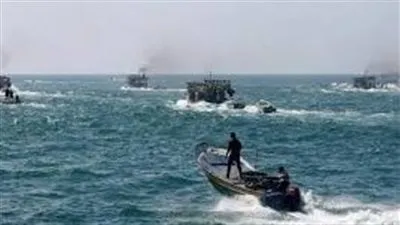 زوارق الاحتلال الإسرائيلي تطلق قنابل على الصيادين الفلسطينيين