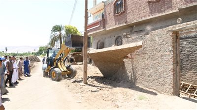 حملة مكبرة لإزالة التعديات على أملاك الدولة بقرية الأشراف بقنا