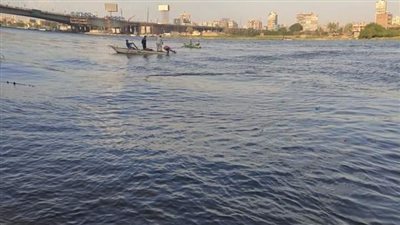 الضفادع البشرية تجري عمليات البحث لانتشال جثة غريق منشأة القناطر 