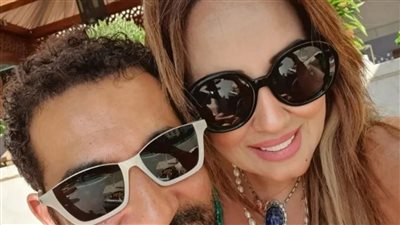  صورة جديدة لعمرو سعد مع زوجته في المصيف والأخيرة تخطف الأنظار 