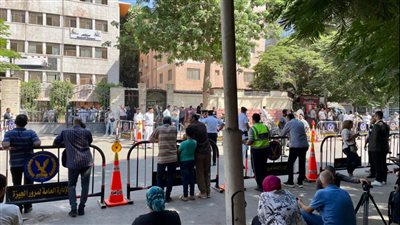 أهالي الضحايا والمصابين بحريق كنيسة أبو سيفين ينتظرون ذويهم أمام مستشفى إمبابة 