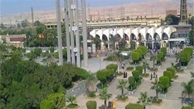 هل يتم فصل البنين والبنات في الجامعة؟