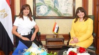 نبيلة مكرم في استقبال وزيرة الهجرة الجديدة بمقر الوزارة: ربان السفينة الجديد