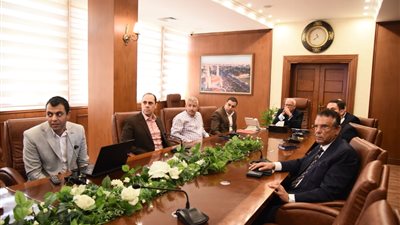 محافظ بورسعيد يتابع سير العمل بعدد من إدارات الديوان العام
