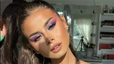 منة عرفة تشبه سيلينا غوميز في اللوك الجديد 