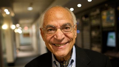 فاروق الباز يكشف حقيقة اكتشاف نهر جوفي في الصحراء الغربية (فيديو)