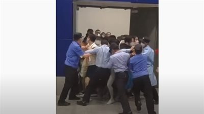 متسوقون يهربون من متجر شهير بشنغهاي خوفا من حجر كورونا (فيديو)