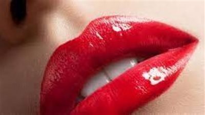 لشفاه وردية ناعمة.. حضري روج شفايف طبيعي من المنزل
